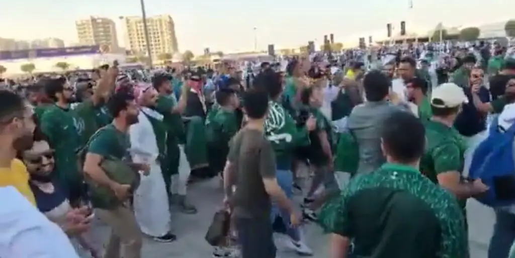 [Vídeo] La afición de Arabia Saudita le hizo el 'SIUUUU' de CR7 a la afición de Argentina